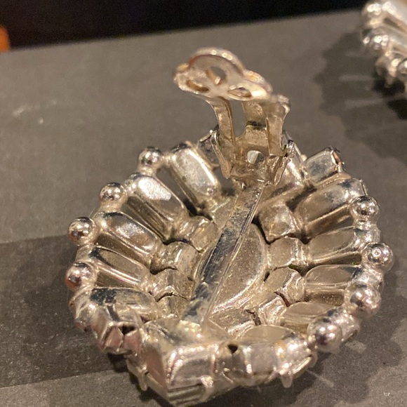 Unsigned Weiss  Clear Crystal Earrings. Silver Tone. Clip Backs. - Picture 8 of 15